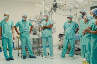 الفريق الجراحي لعملية القلب المفتوح